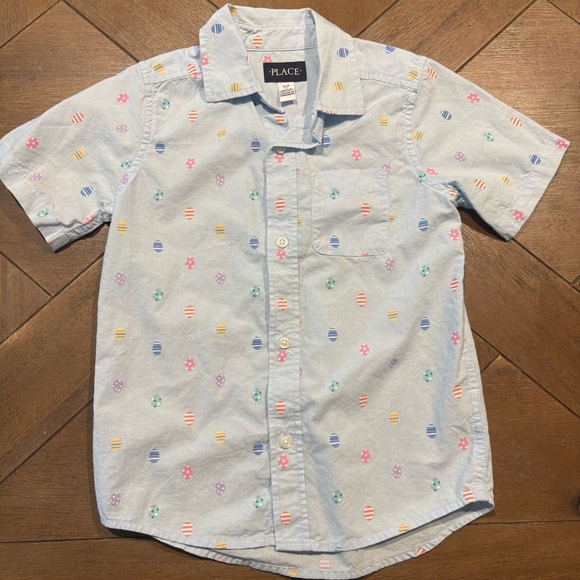 The children’s Place Pastel Blue Shirt with Vibrant Egg Design Size 5/6 - Picture 2 of 5